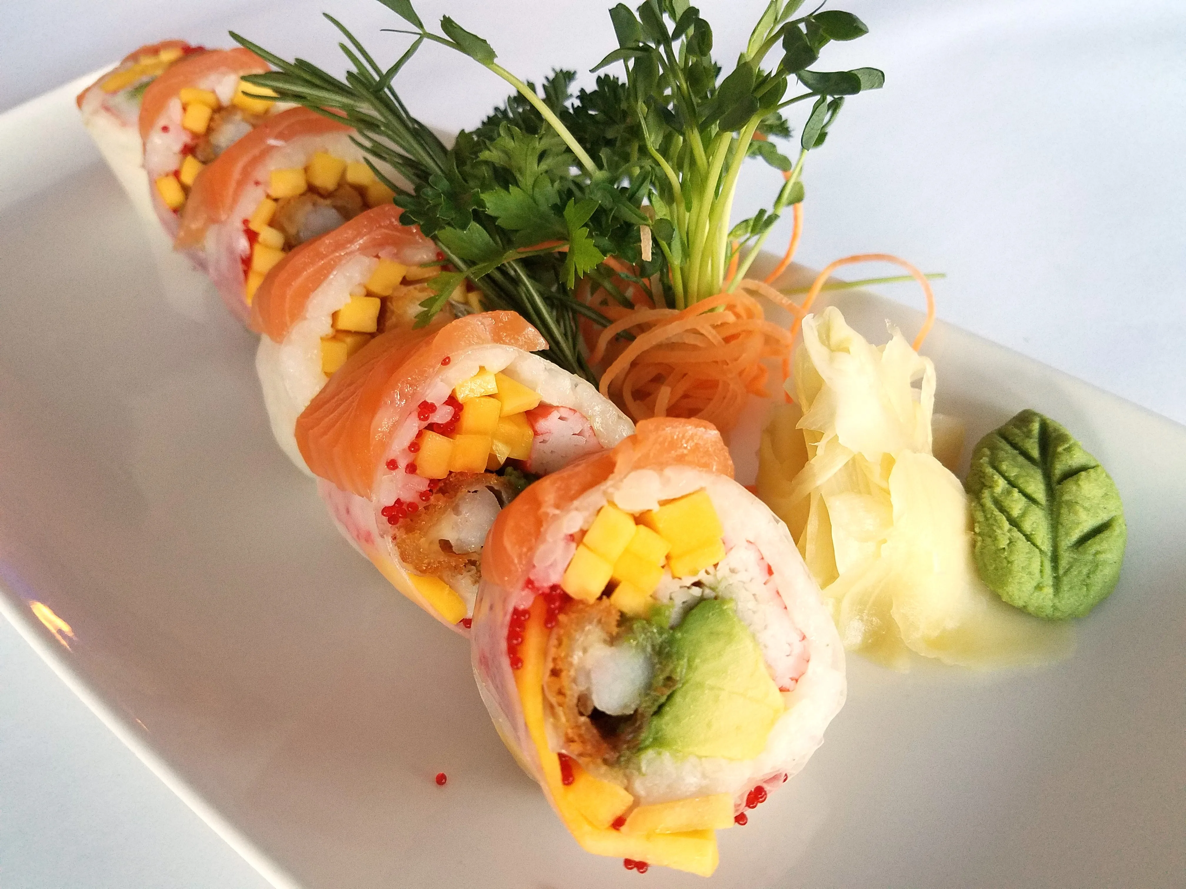 Sushi Mirabel de Mitosumo, rouleaux garnis servis avec gingembre et wasabi