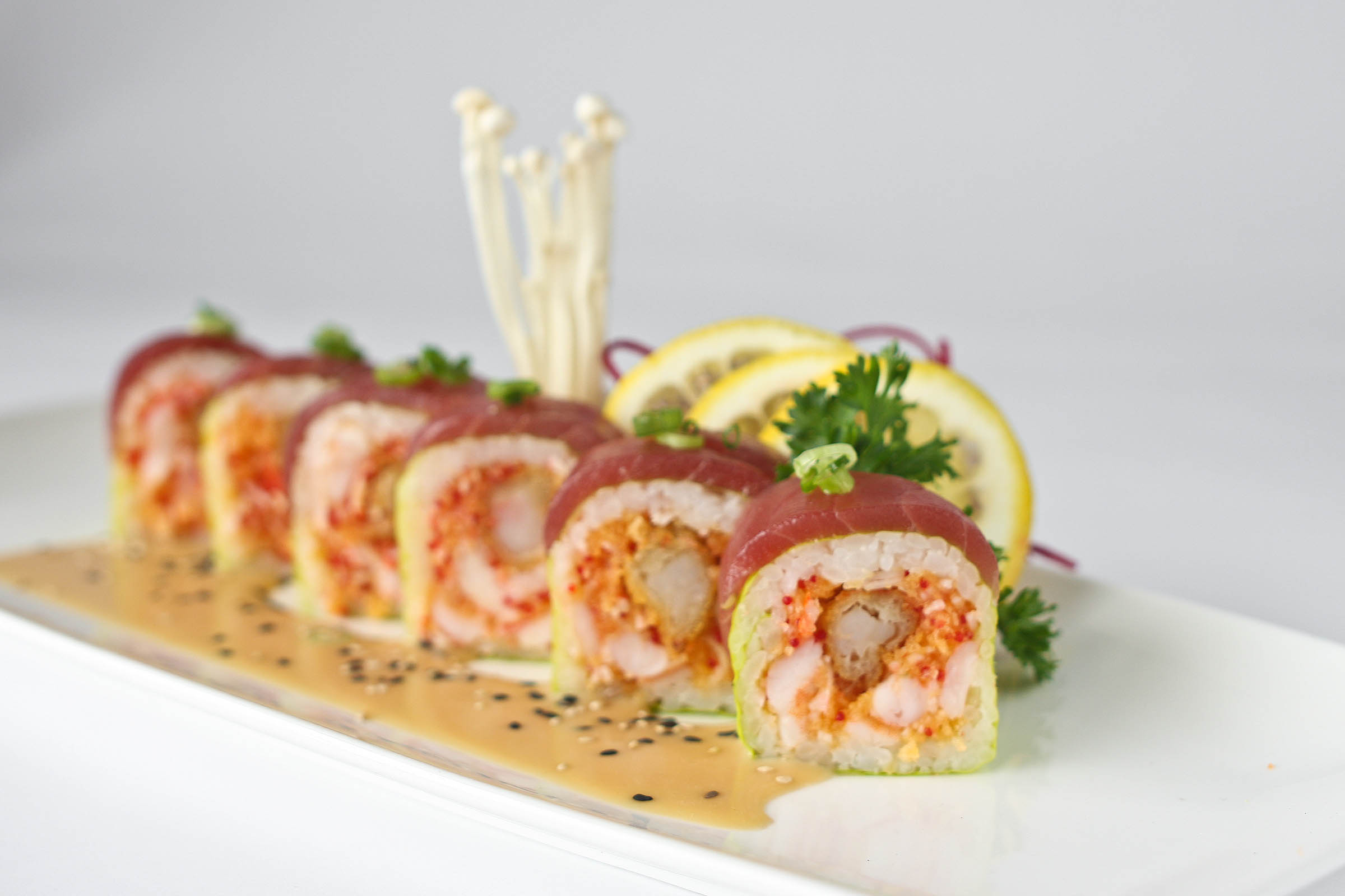 Sushi Crazy Ebi de Mitosumo, rouleaux présentés sur une assiette