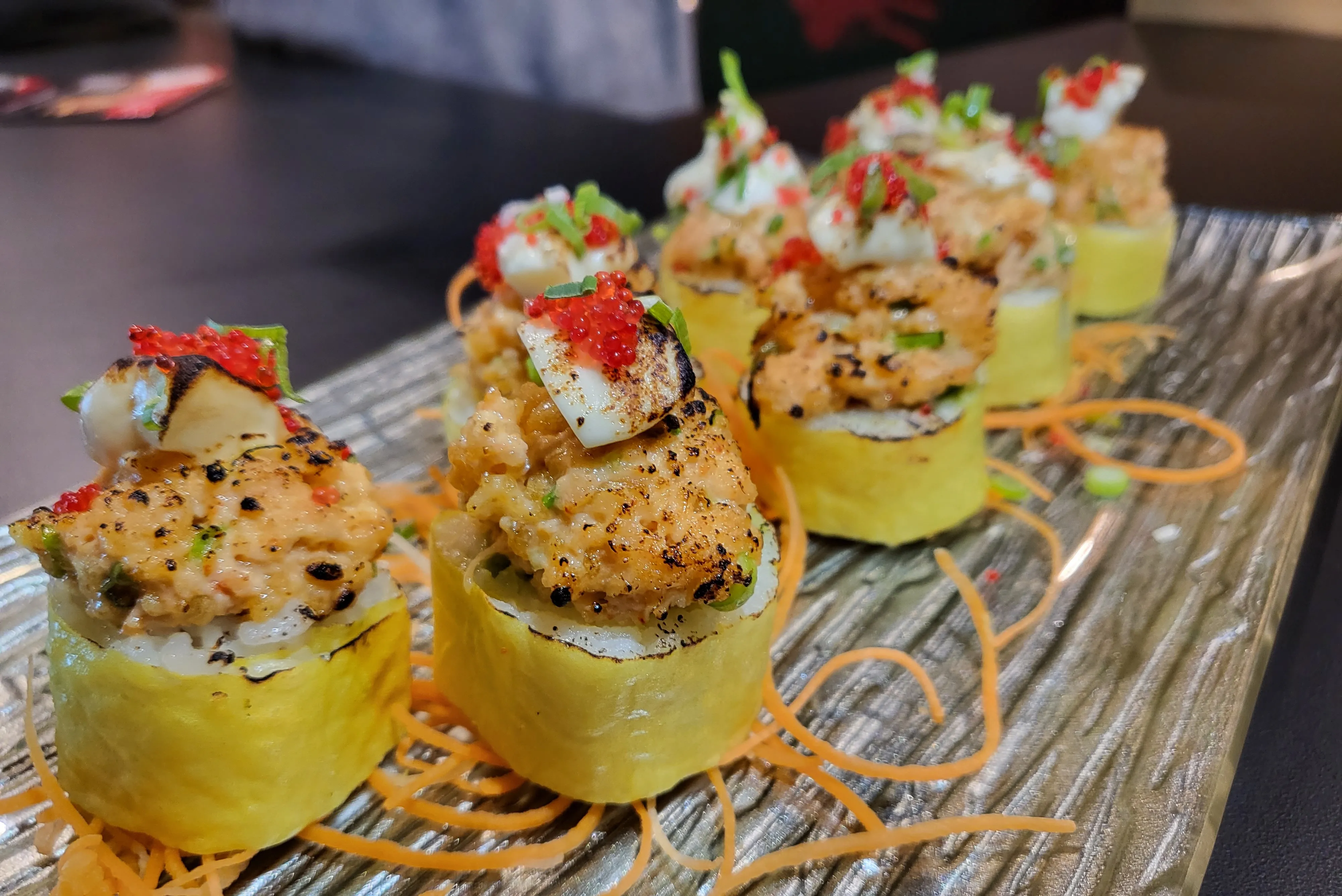 Sushi Chikuchiku de Mitosumo, bouchées garnies présentées sur un plateau