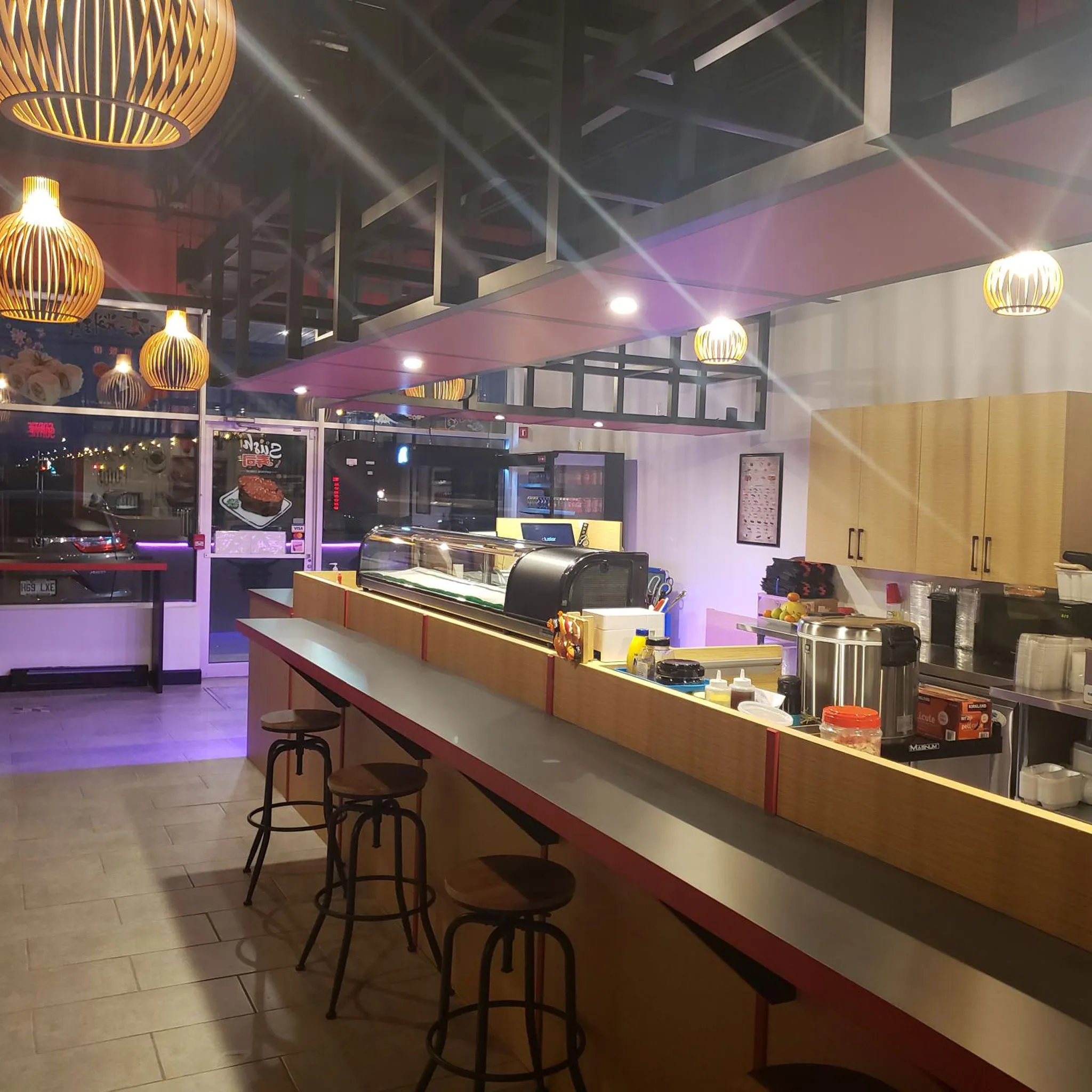 Comptoir et places assises du restaurant Mitosumo à Mirabel